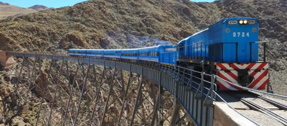 Tren a las Nubes levando passageiros ao seu destino de viagem