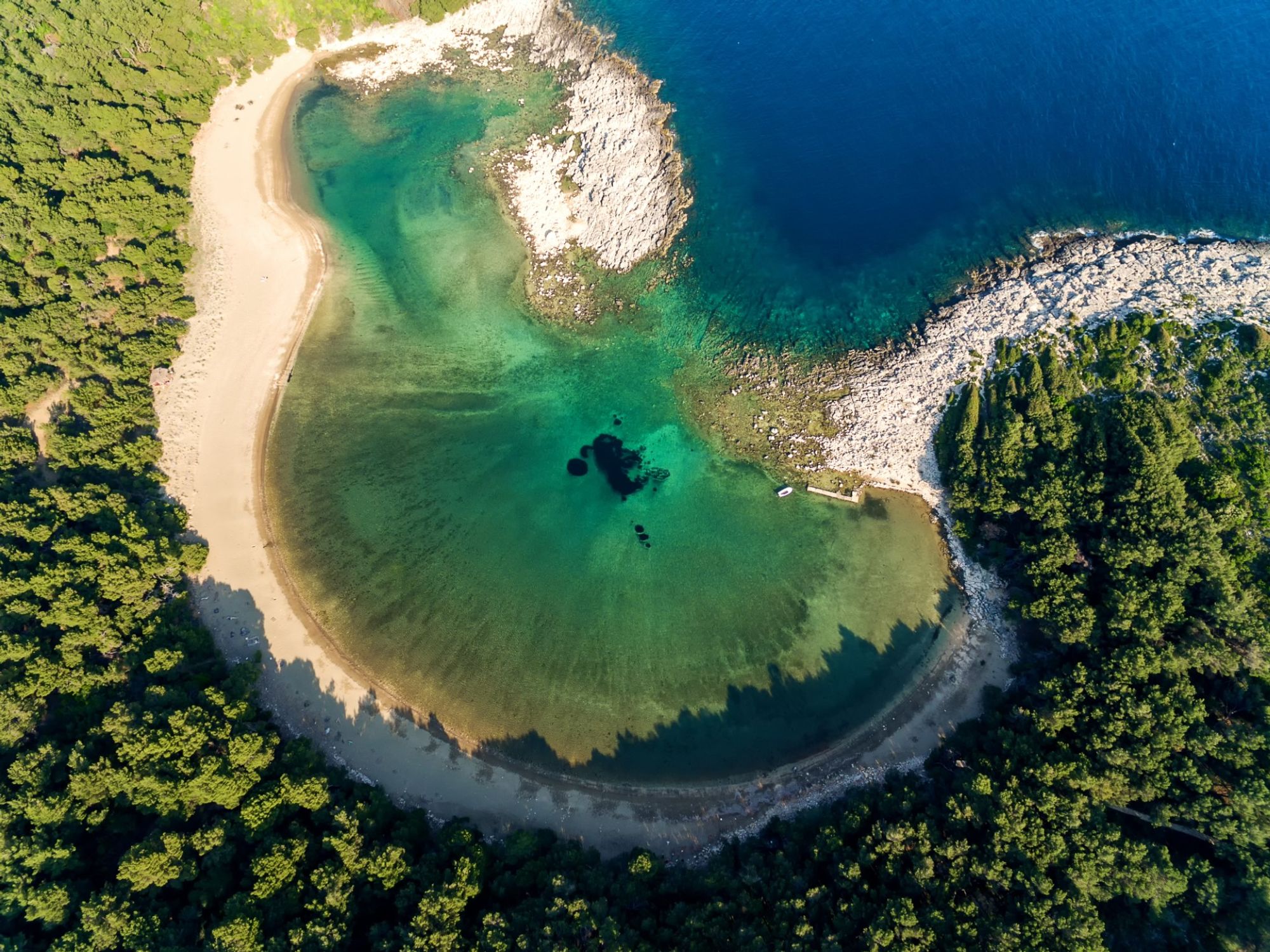 ฉากหลังที่มีเสน่ห์ของใจกลางเมือง Saplunara, Mljet Island