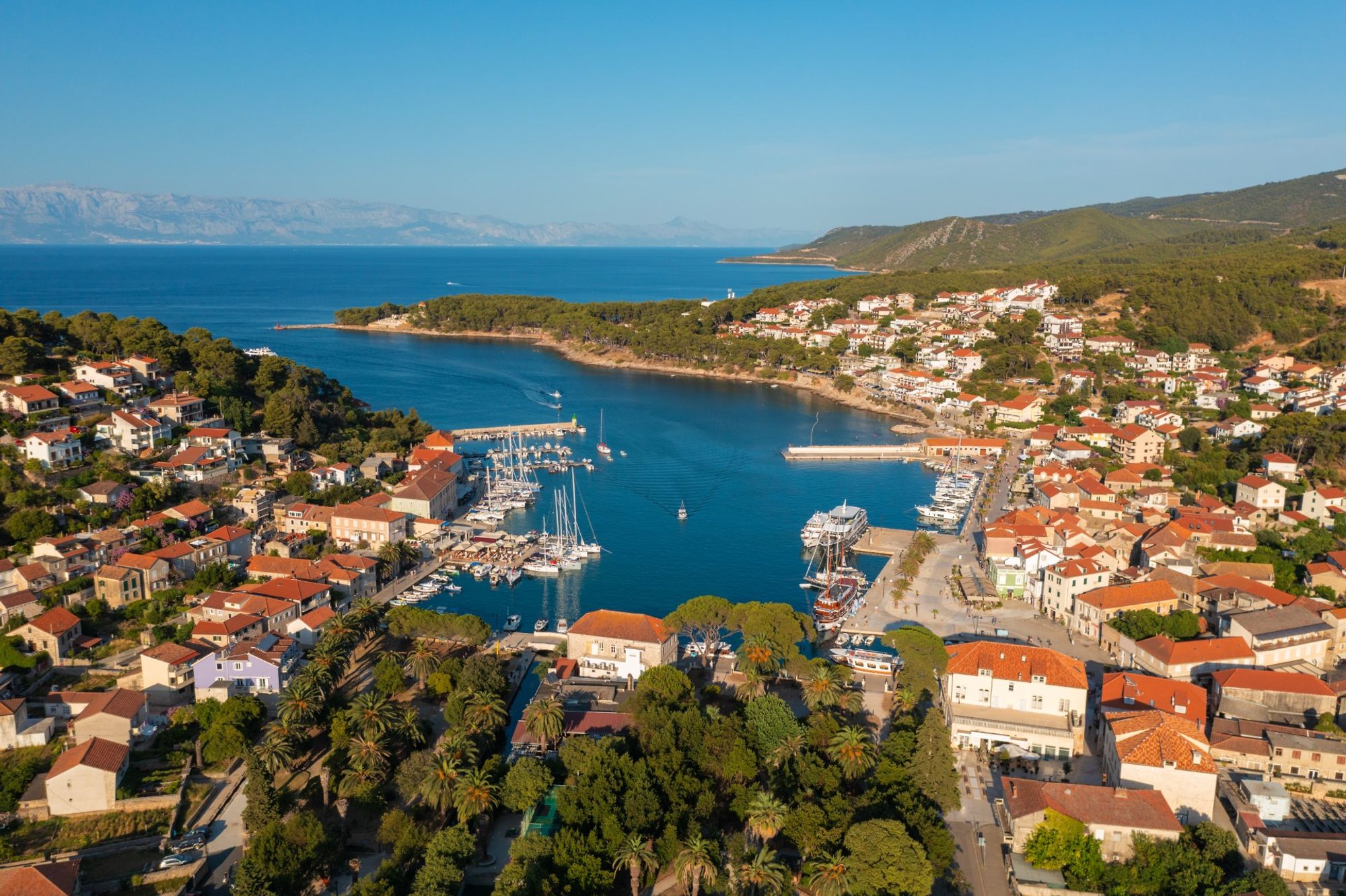 Un cautivador telón de fondo del centro Jelsa, Hvar Island