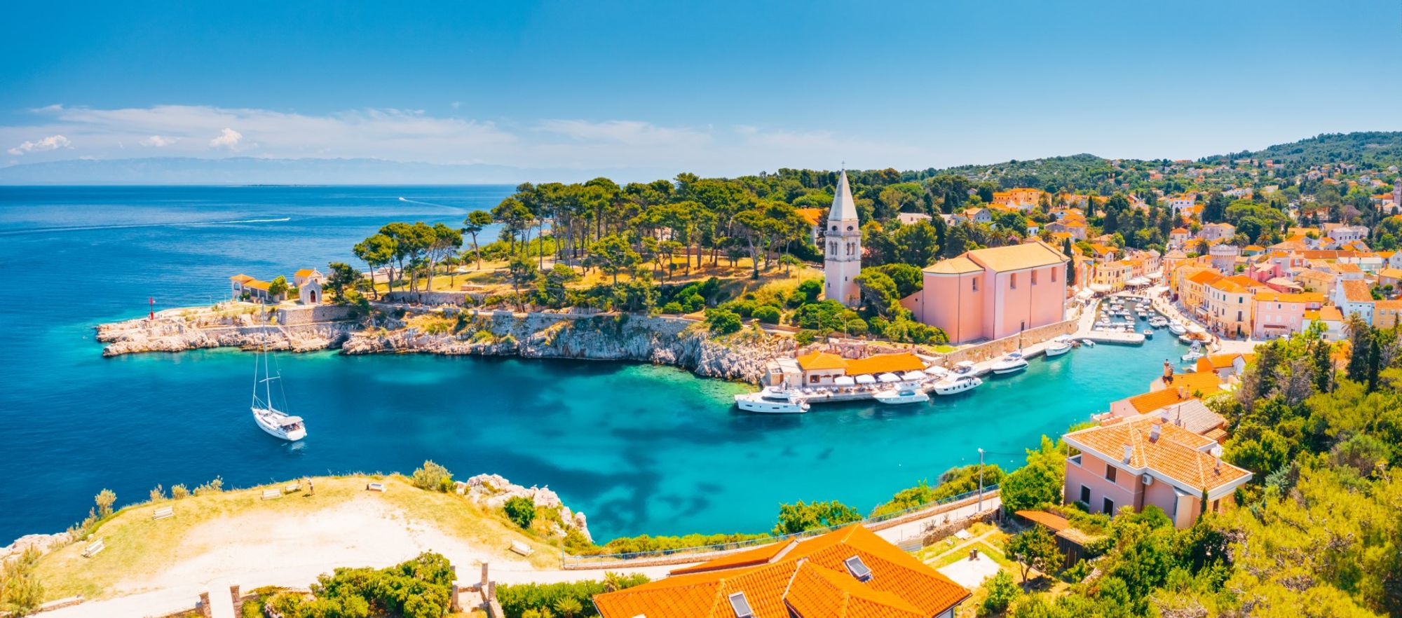 Завораживающий фон центральной станции Veli Losinj, Losinj Island