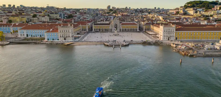 Lisboat bringing passengers to their travel destination