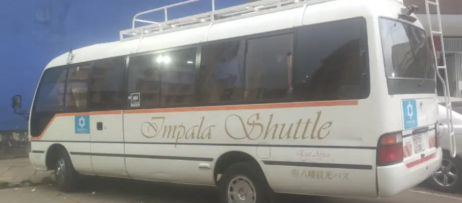 Impala Shuttle levando passageiros ao seu destino de viagem