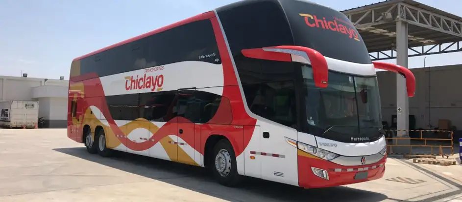 Transportes Chiclayo levando passageiros ao seu destino de viagem