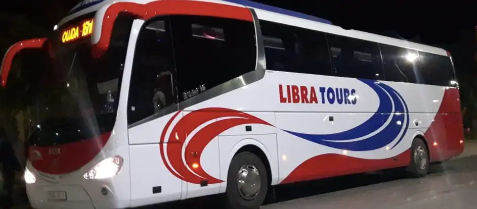 Libra Tours 乗客を旅行先に連れて行く