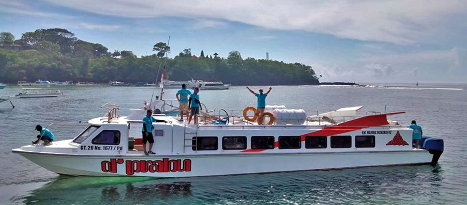 D'Prabu Fast Boat bringing passengers to their travel destination