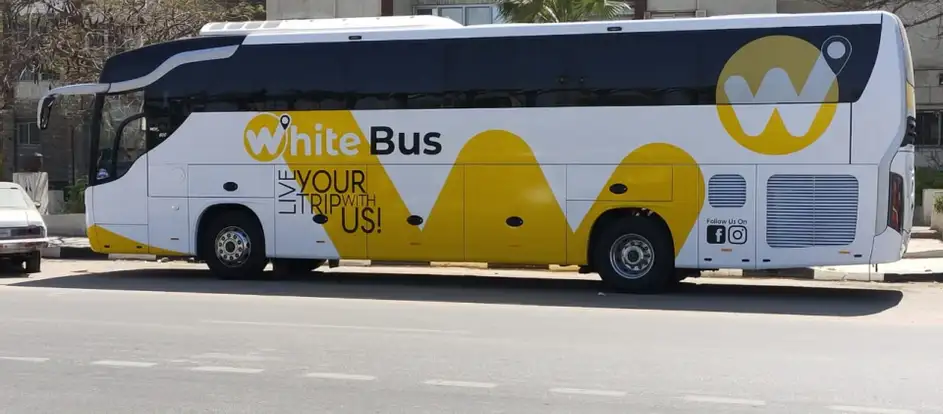 White Bus 将乘客送到其旅行目的地