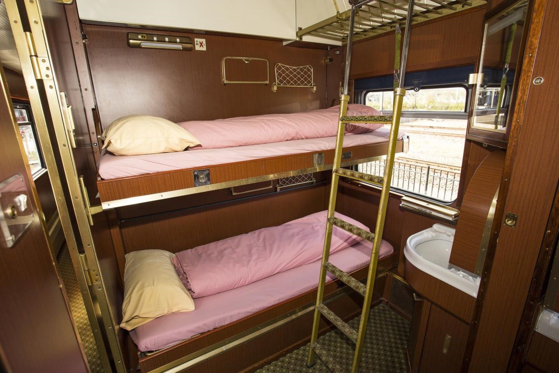 Купи купе верхняя. Хостел поезд Амстердам. Кровать в поезде. Кровать в купе поезда. Кровать в вагоне.