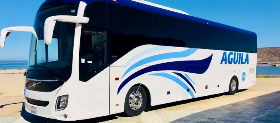 Autobuses Aguila levando passageiros ao seu destino de viagem