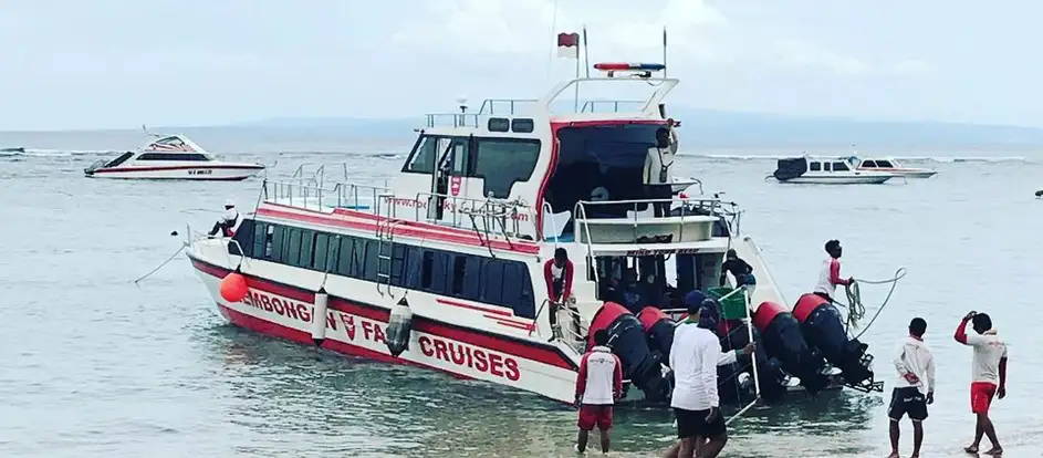 Rocky Fast Boat bringing passengers to their travel destination