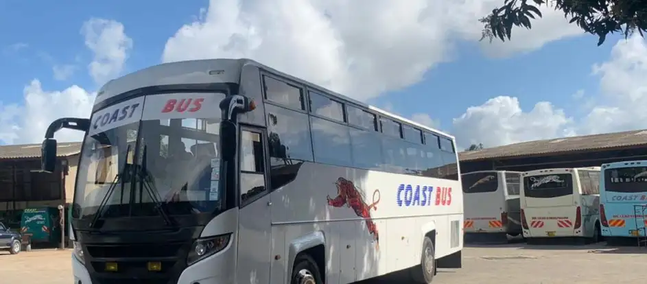 Coast Bus levando passageiros ao seu destino de viagem