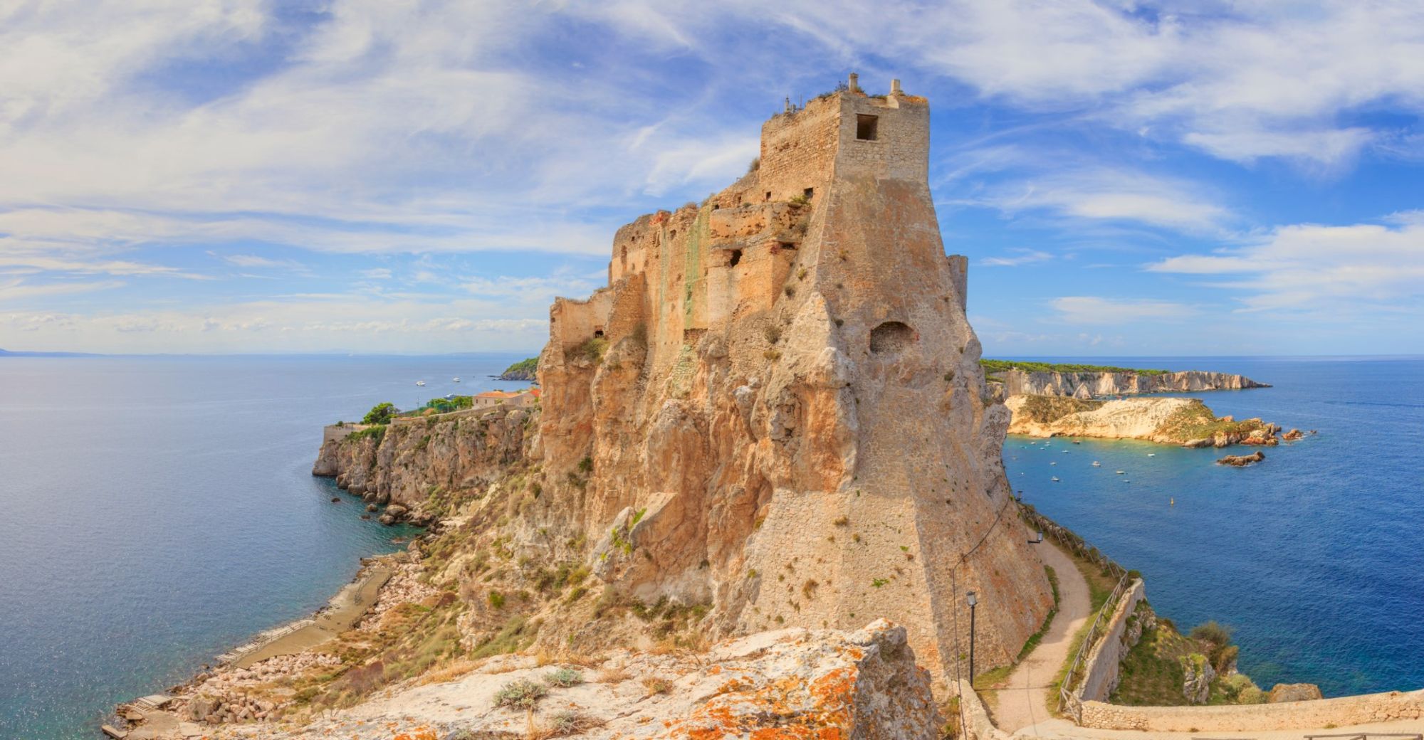 Un cautivador telón de fondo del centro San Nicola, Tremiti Islands