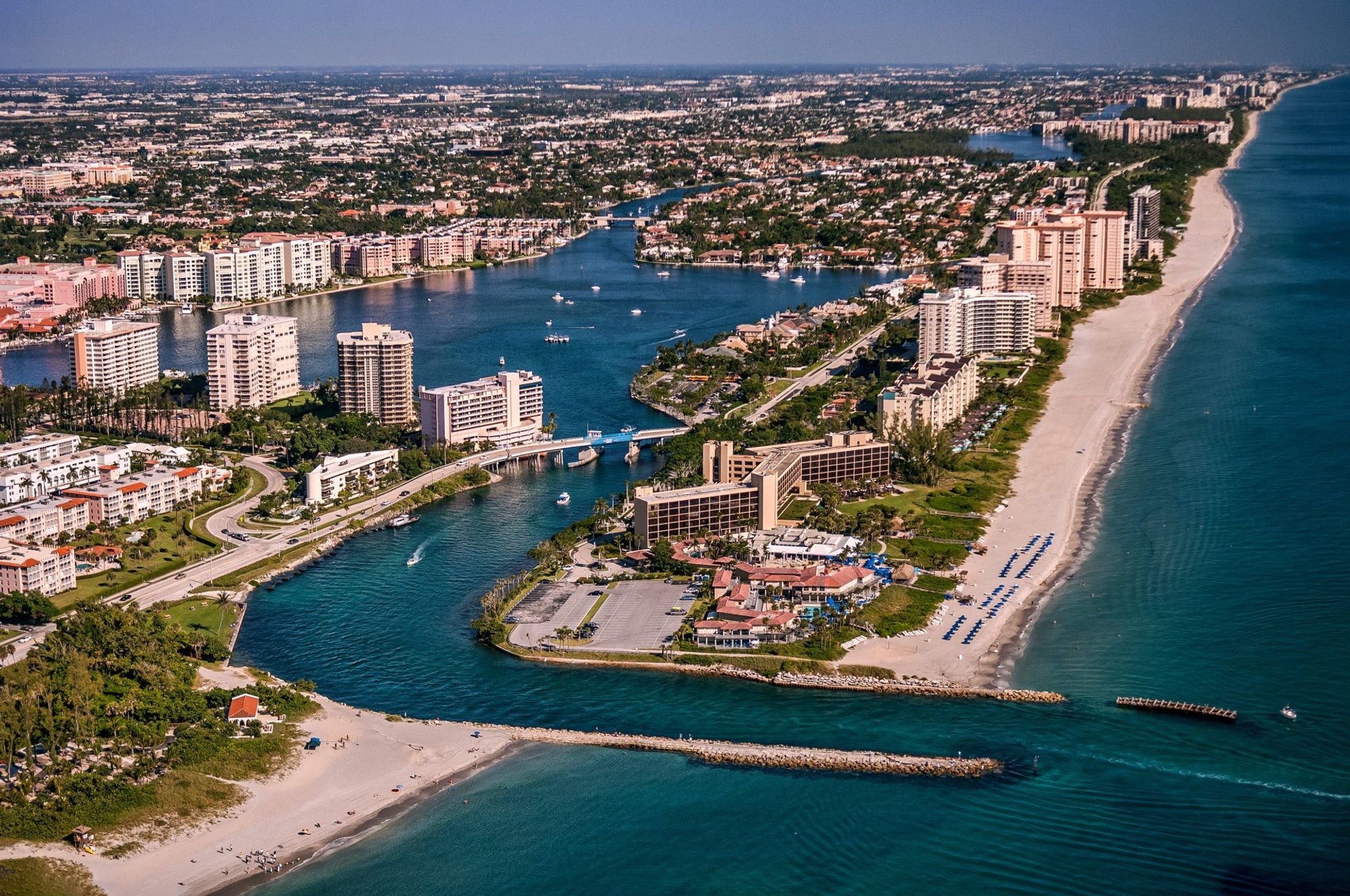 Um pano de fundo cativante do centro de Boca Raton