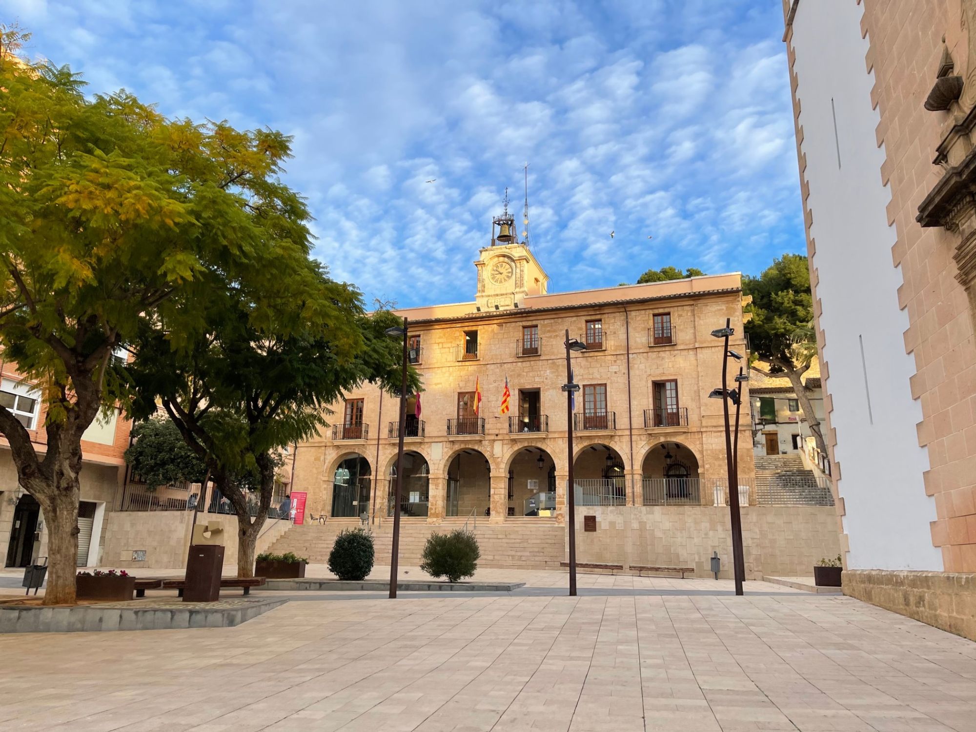 Um pano de fundo cativante do centro de Denia