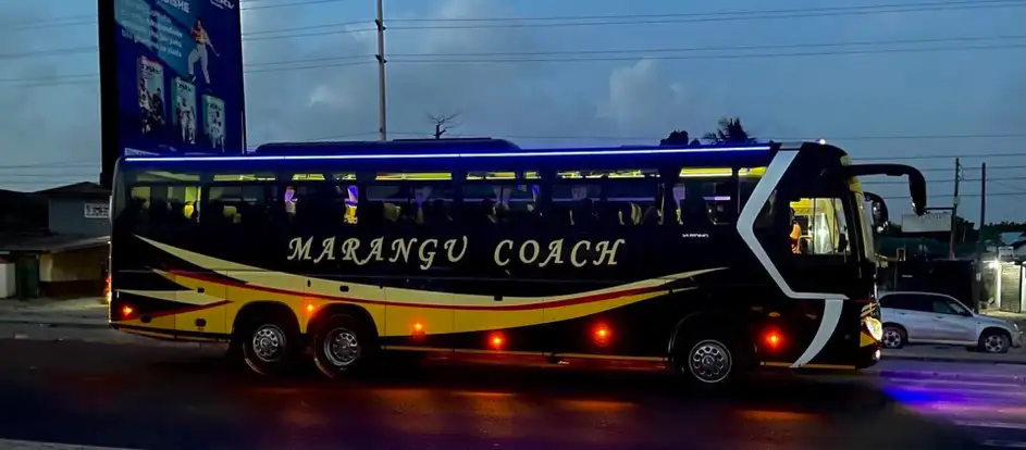 Marangu Coach levando passageiros ao seu destino de viagem