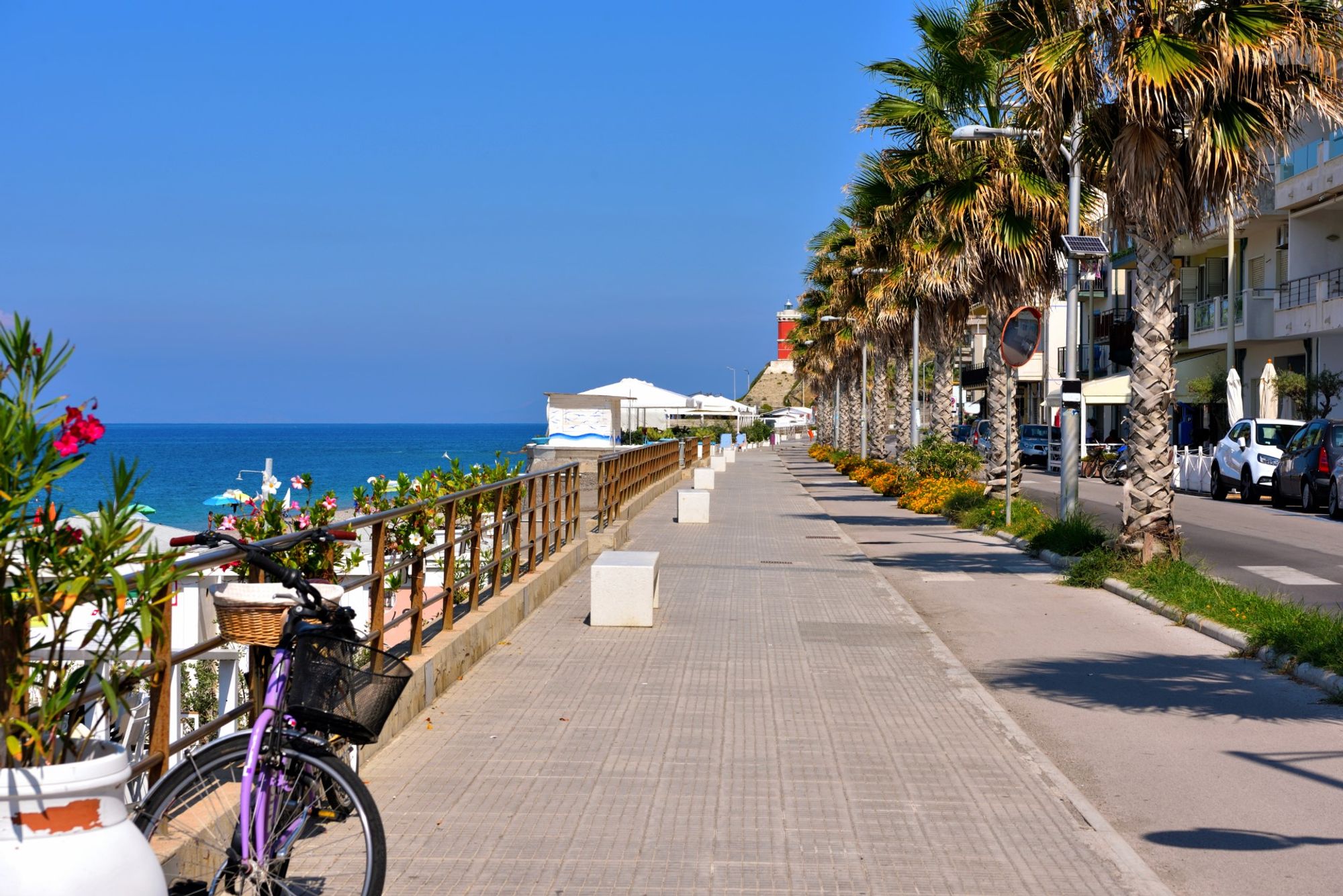 Capo d'Orlando Marina 駅内 Capo d'Orlando, Italy