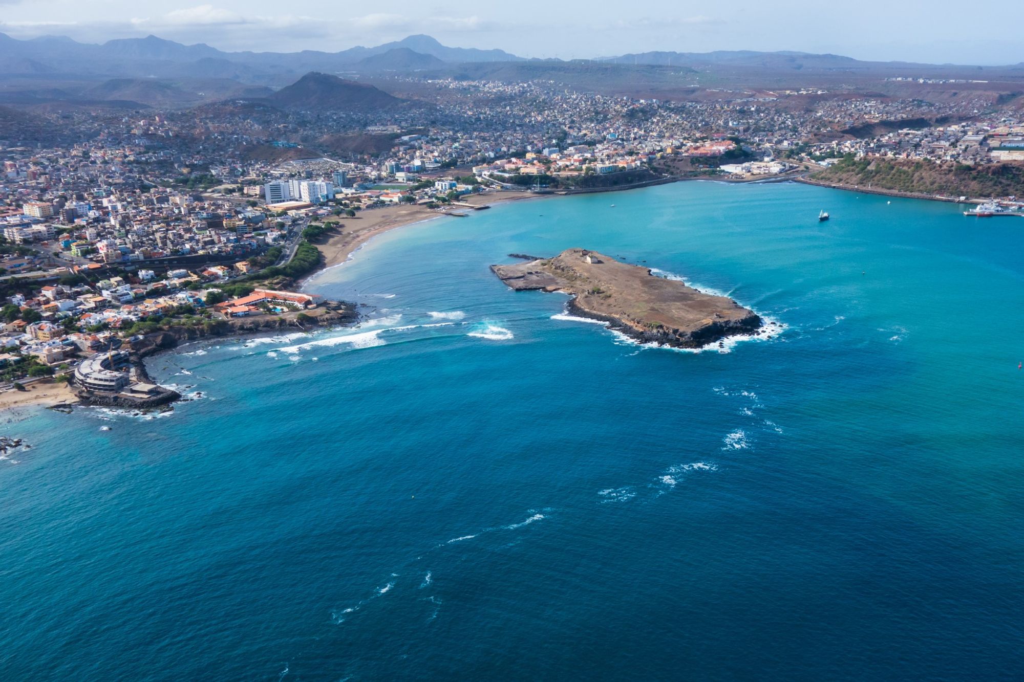 Một khung cảnh phía sau đầy lôi cuốn nhìn về khu trung tâm Praia, Santiago Island