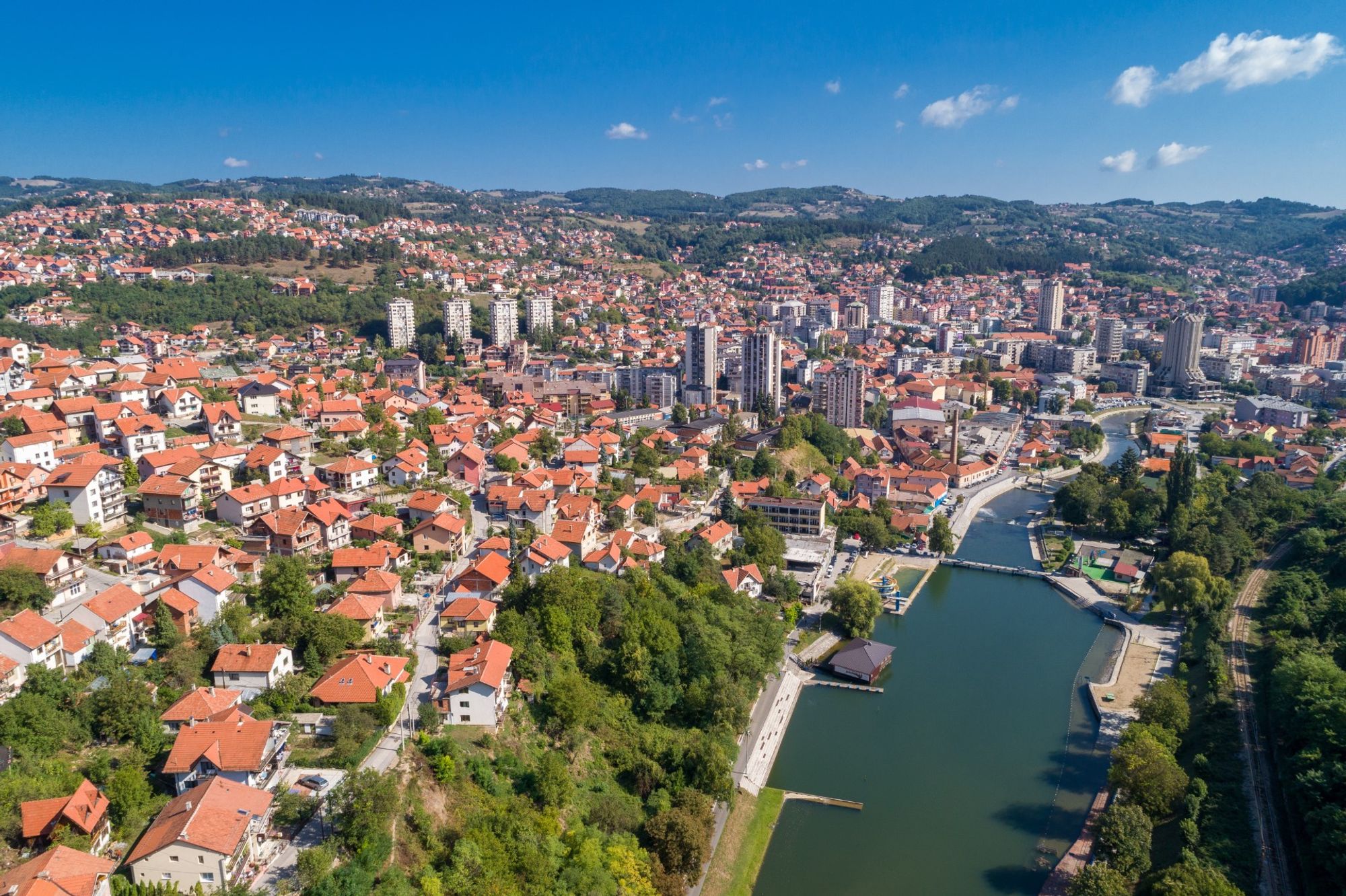 Un cautivador telón de fondo del centro Uzice