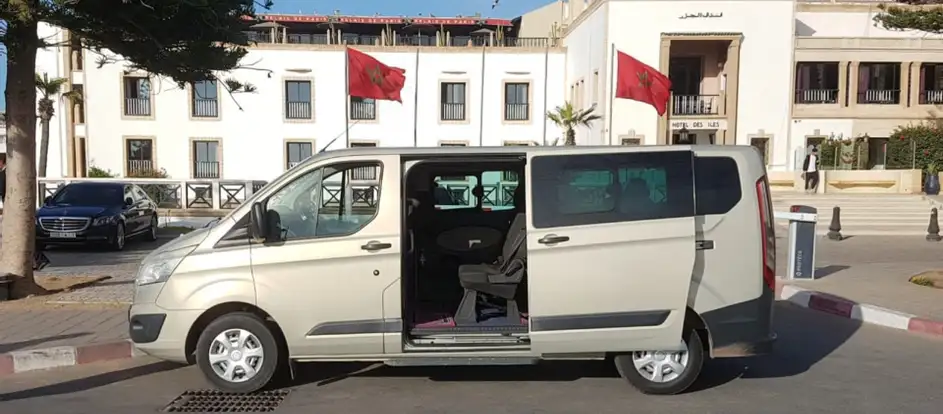 Essaouira Airport Transfer 乗客を旅行先に連れて行く