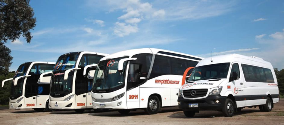 Platabus llevar a los pasajeros a su destino de viaje