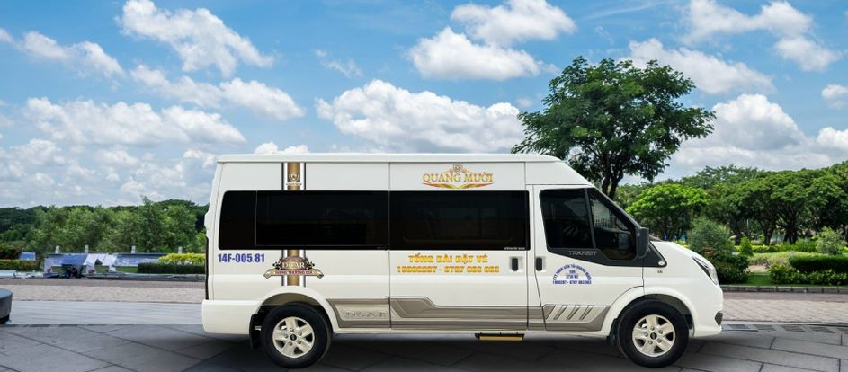 Quang Muoi Limousine bringing passengers to their travel destination