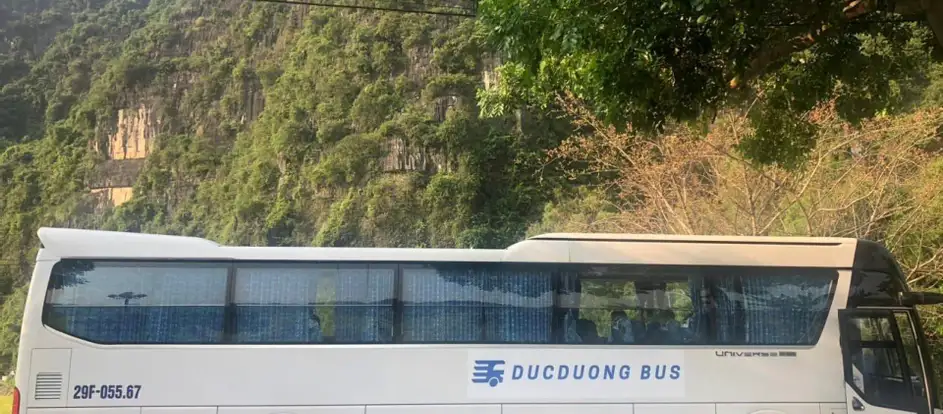 Duc Duong Bus 乗客を旅行先に連れて行く