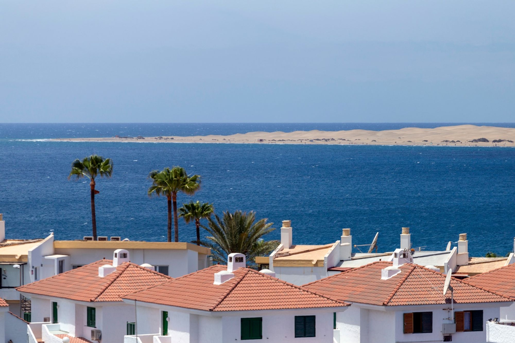 Um pano de fundo cativante do centro de San Agustin, Gran Canaria