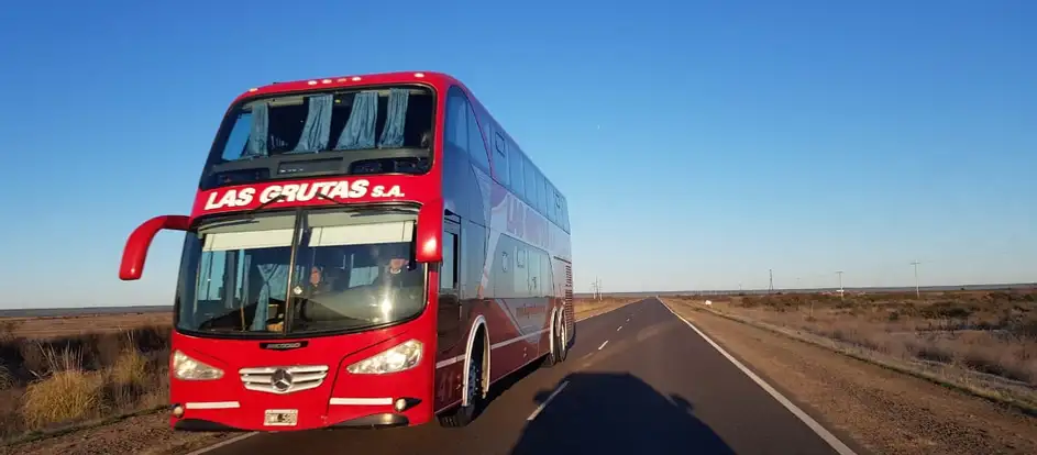 Transporte las Grutas levando passageiros ao seu destino de viagem