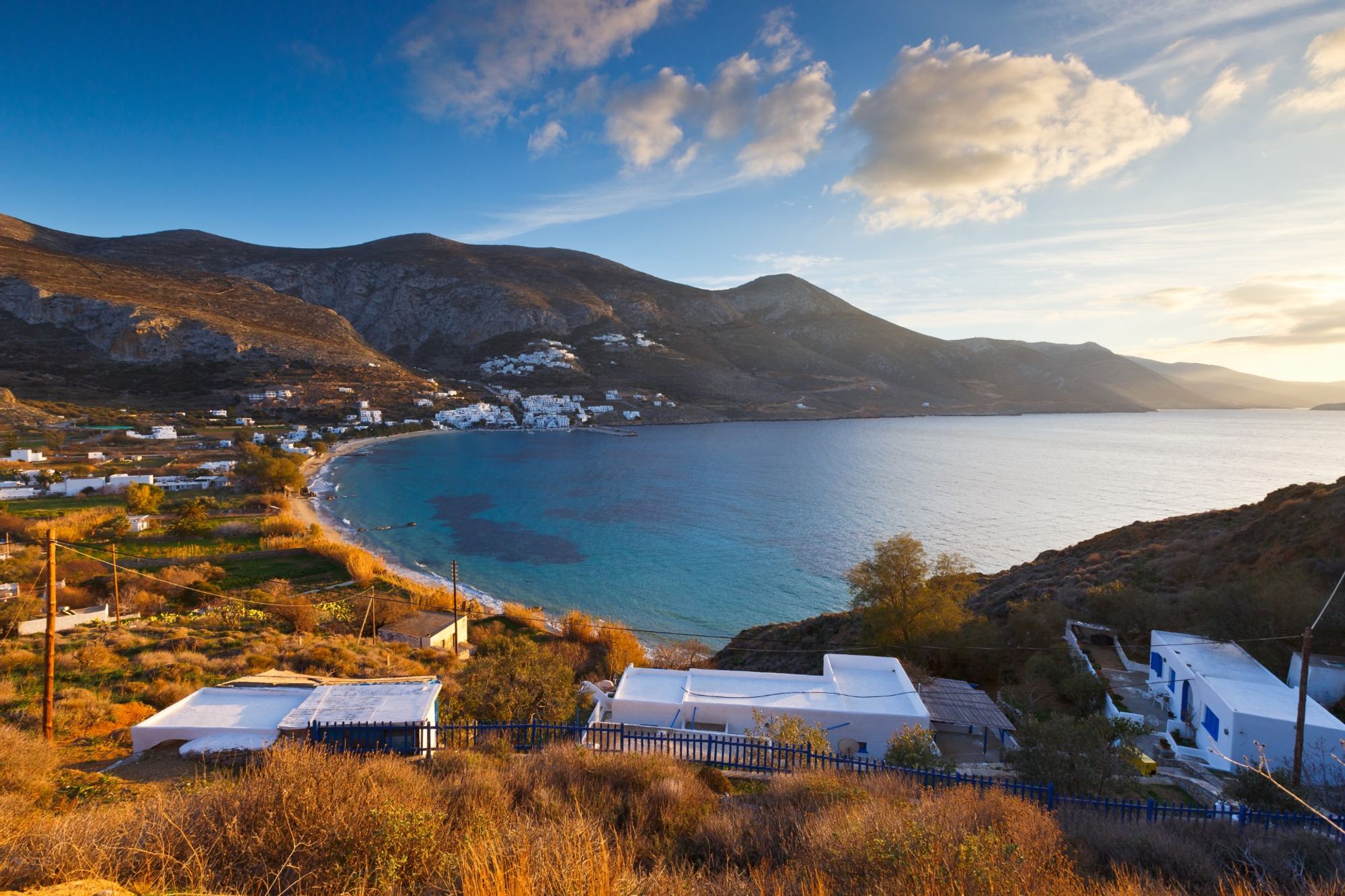 Một khung cảnh phía sau đầy lôi cuốn nhìn về khu trung tâm Aegiali, Amorgos Island