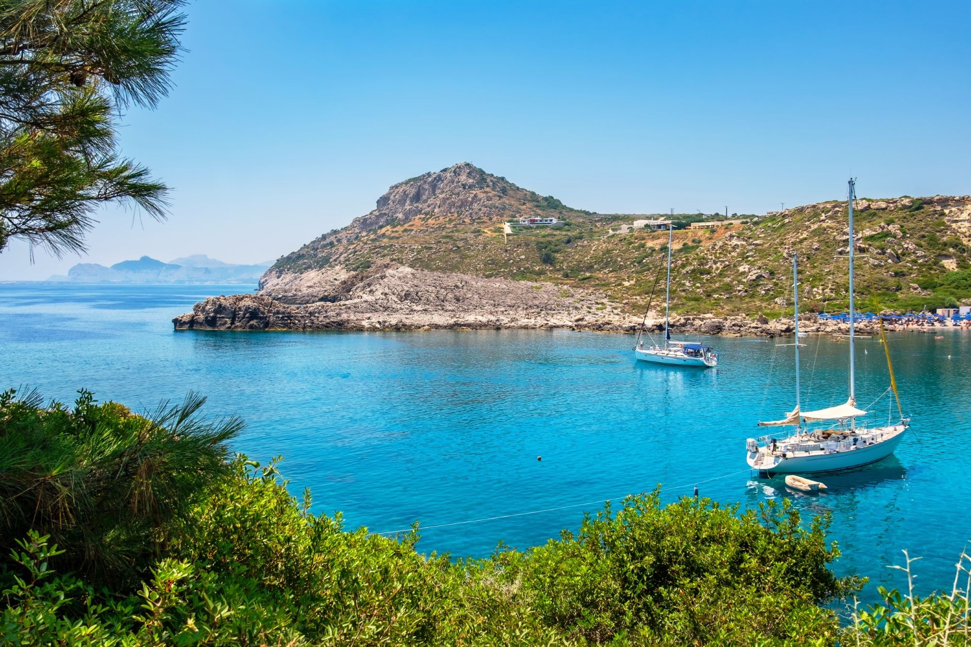 往中心看去，远处的风景令人叹为观止 Ladiko Bay, Rhodes