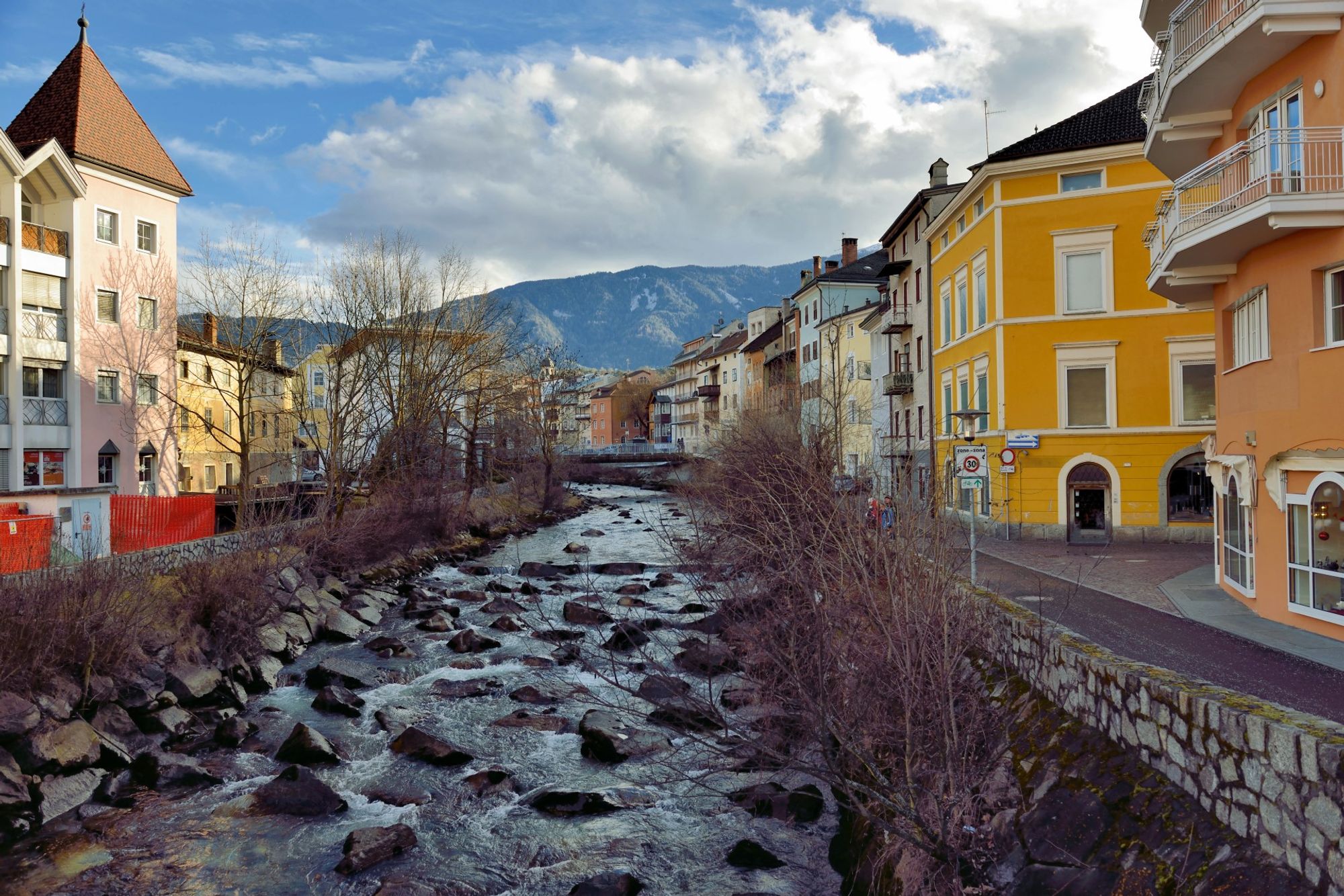 往中心看去，远处的风景令人叹为观止 Brunico