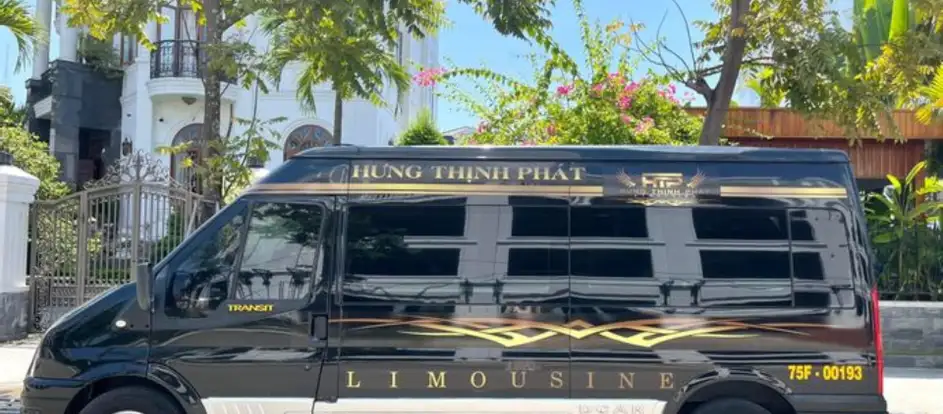 Hung Thinh Phat Limousine passagiers naar hun reisbestemming brengen