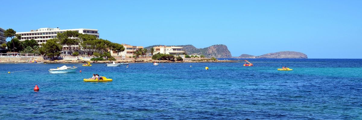 Uno sfondo accattivante di centrale Es Canar, Ibiza