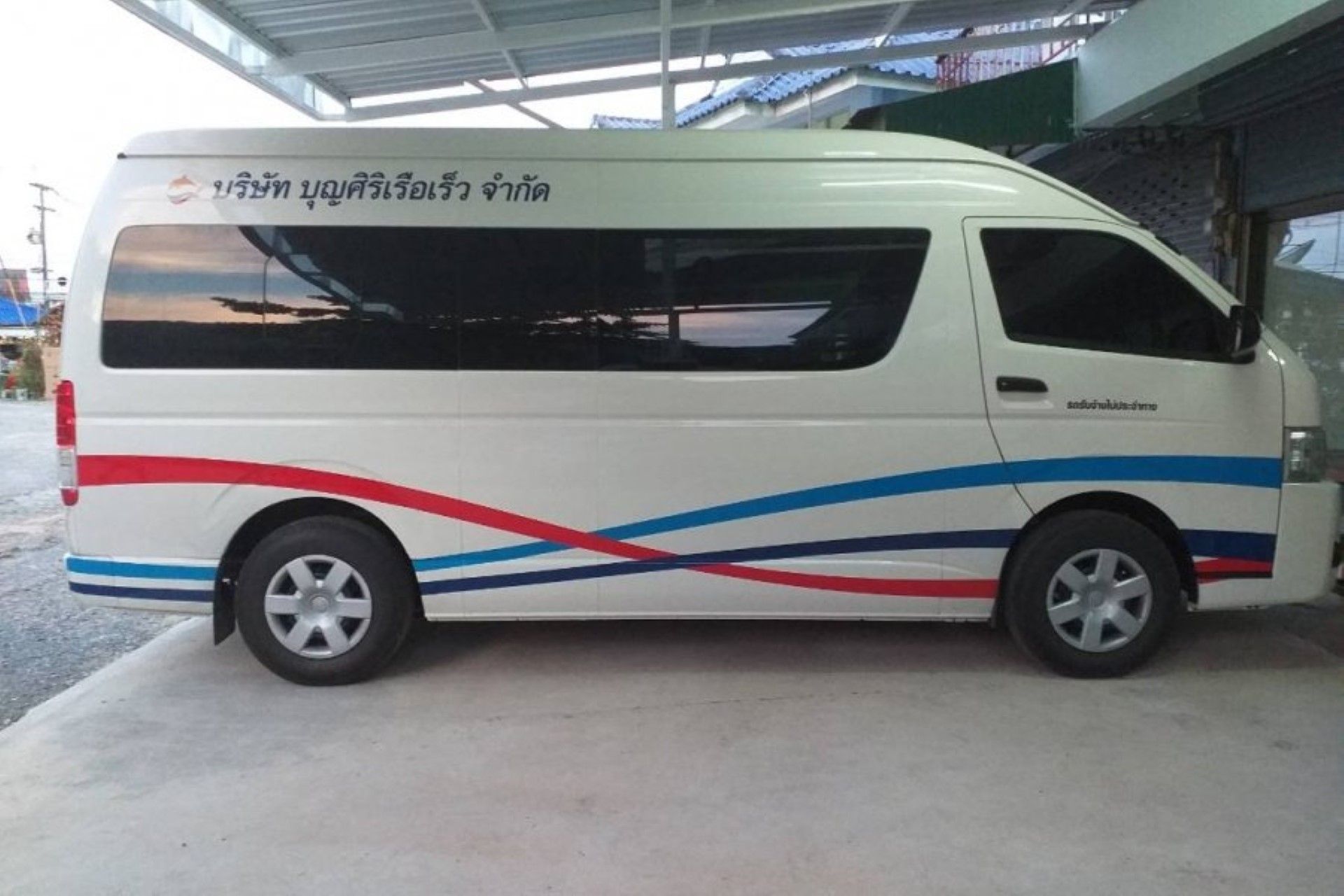 Паром бангкок. Бангкок микроавтобус. Туристический паром Бангкок. Автобус на пароме. Boonsiri Ferry.