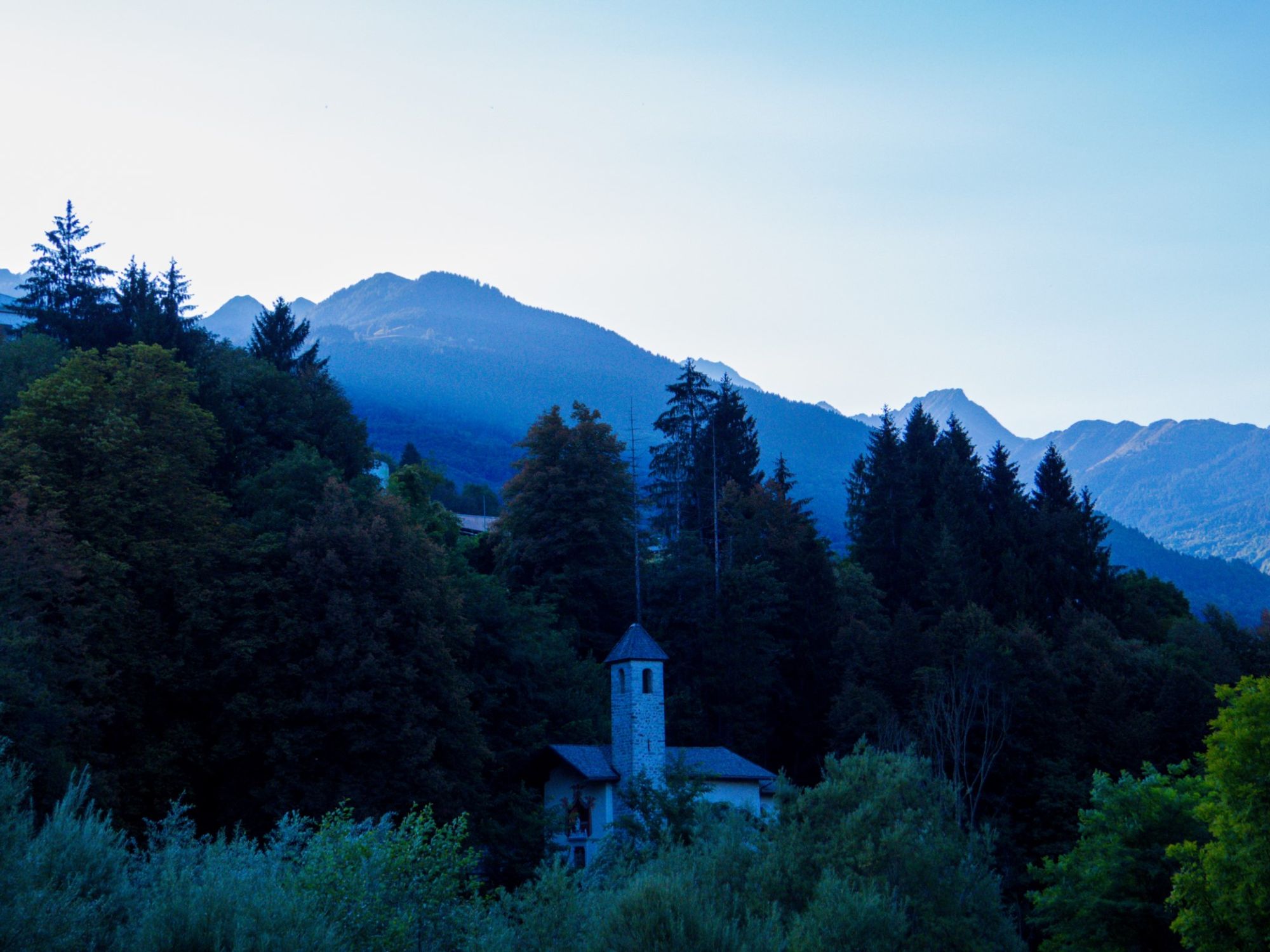 Een innemende achtergrond van centraal Sant'Antonio di Mavignola