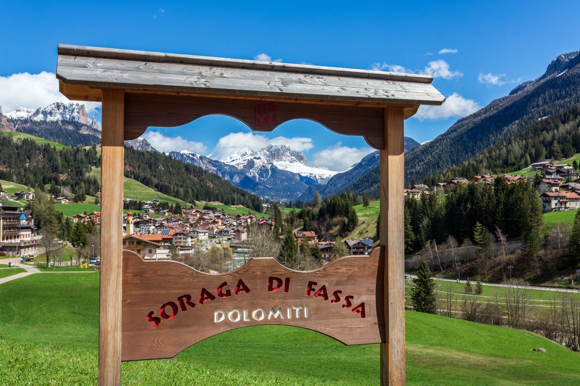 Een innemende achtergrond van centraal Soraga di Fassa