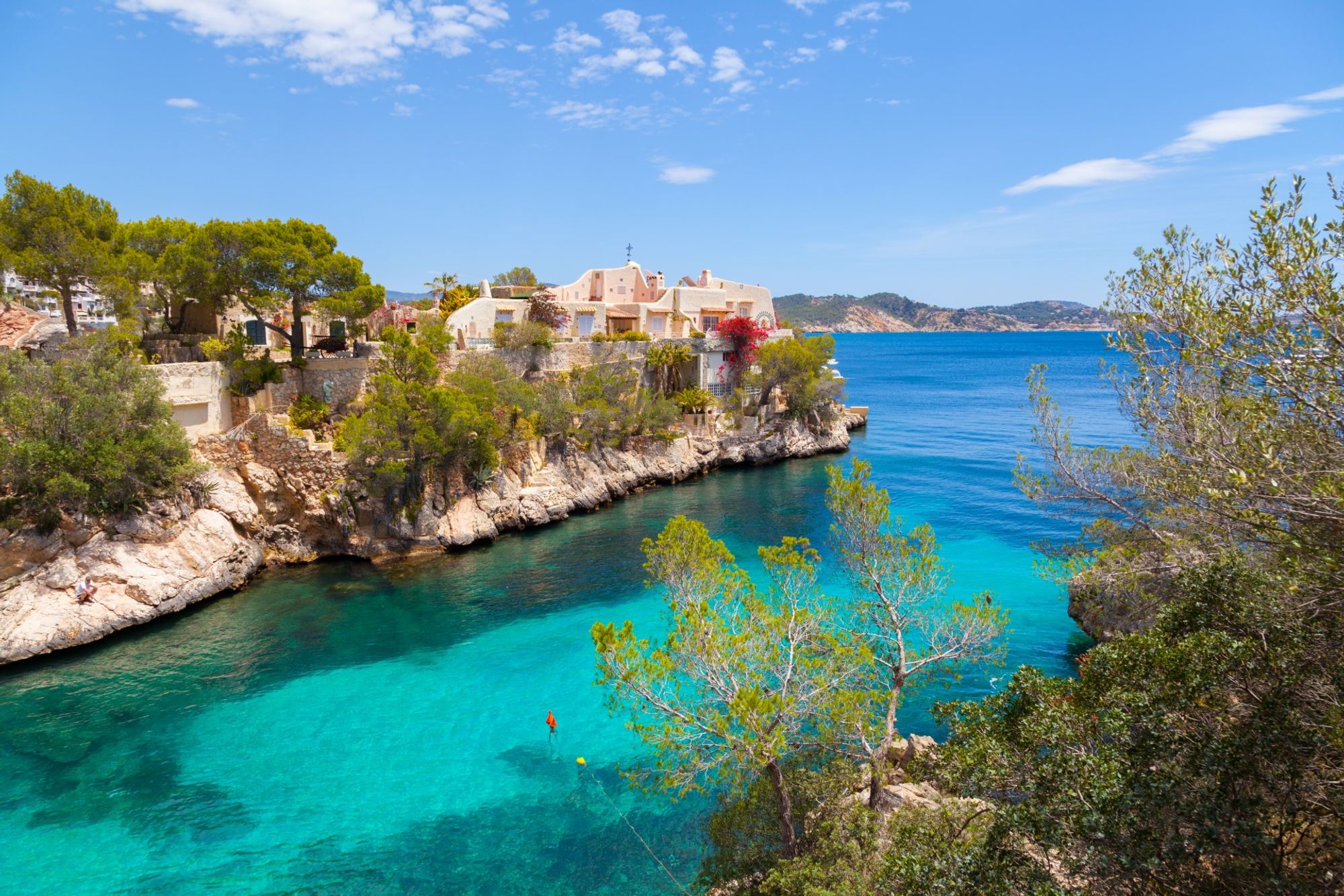 Завораживающий фон центральной станции Peguera, Mallorca