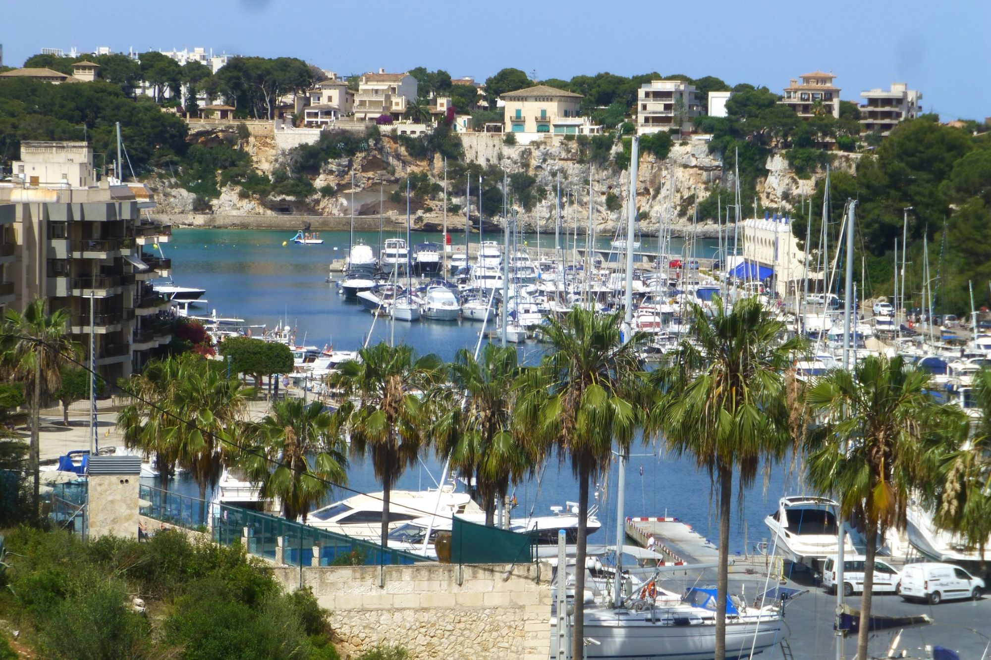 往中心看去，远处的风景令人叹为观止 Porto Cristo, Mallorca