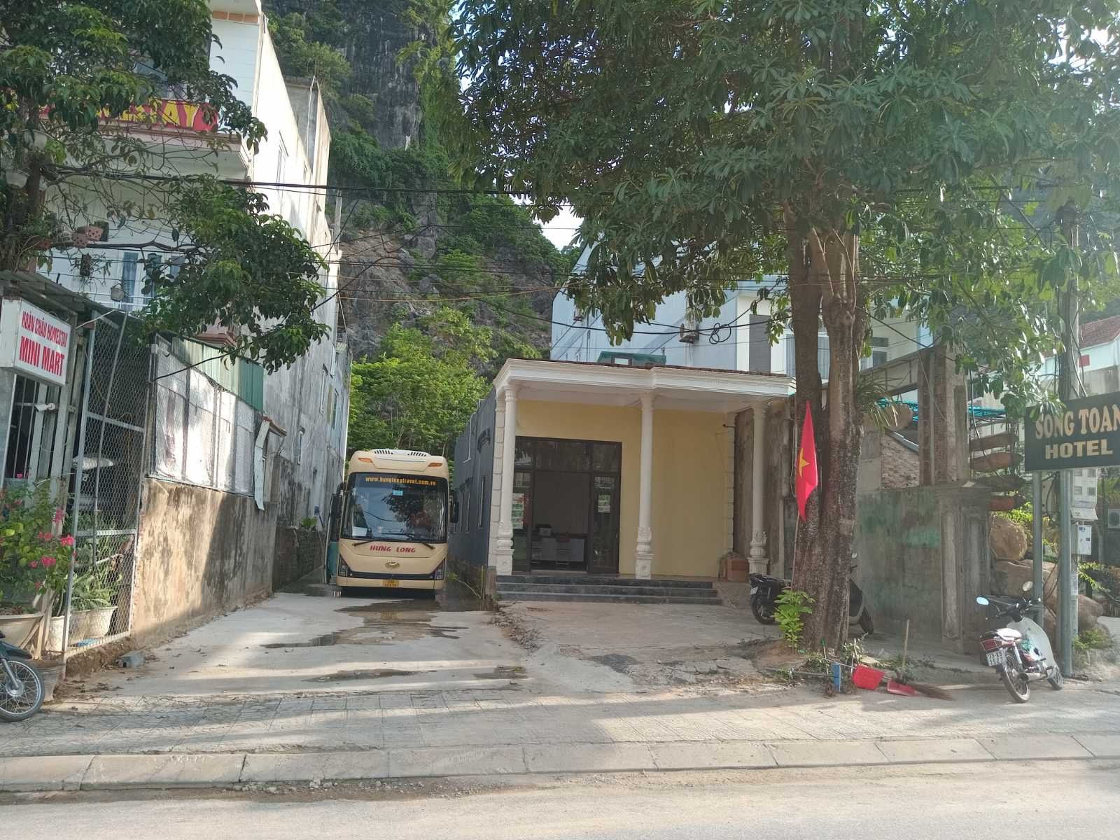 Nam Anh Hotel (opposite)