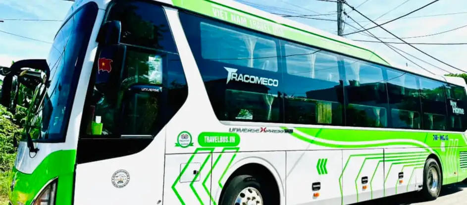 Viet Nam Travel Bus 乗客を旅行先に連れて行く