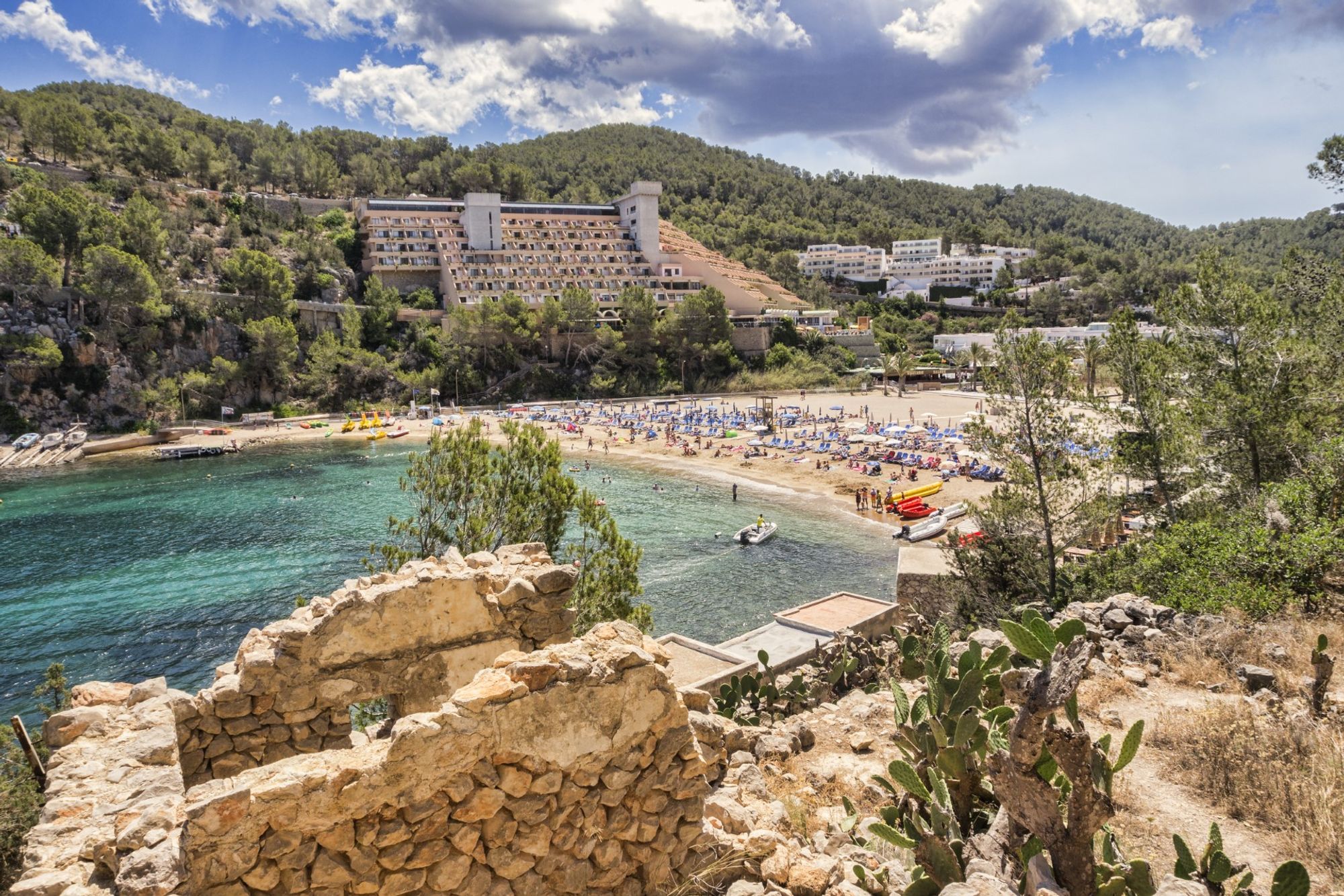 往中心看去，远处的风景令人叹为观止 Port de Sant Miquel, Ibiza