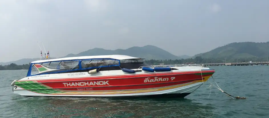 Thanchanok Speedboat 乗客を旅行先に連れて行く