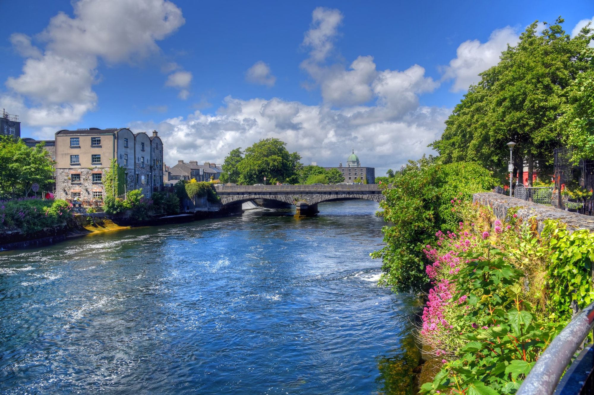 Um pano de fundo cativante do centro de Galway