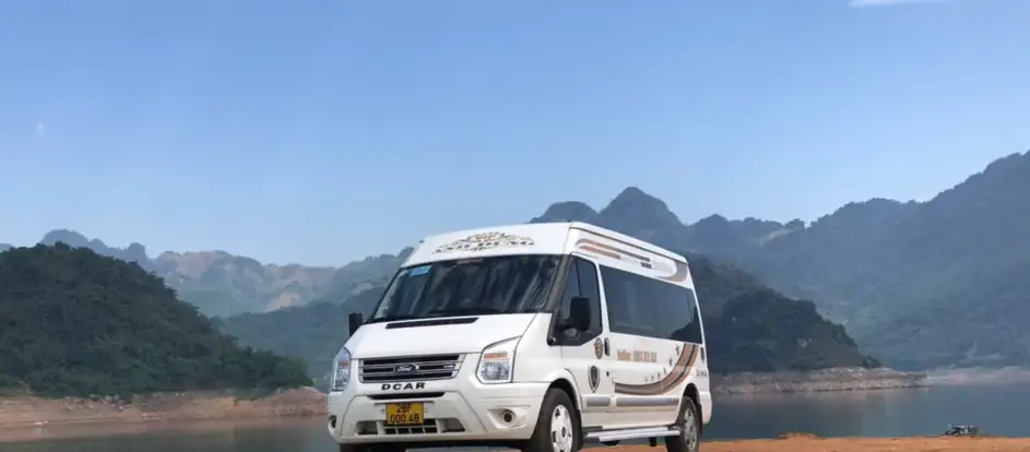 Anh Dung Limousine levando passageiros ao seu destino de viagem