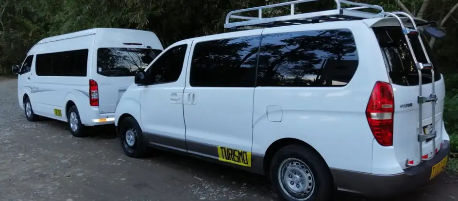Perla Tours & Shuttles 将乘客送到其旅行目的地