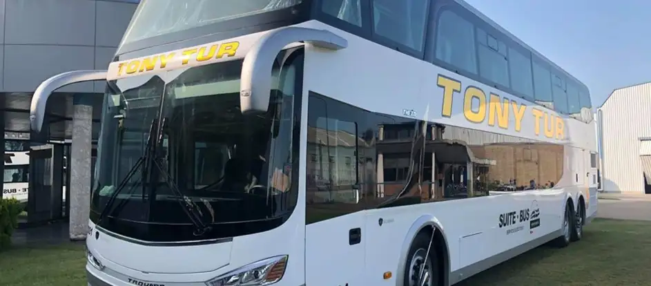 Tony Tur portando i passeggeri alla loro destinazione di viaggio
