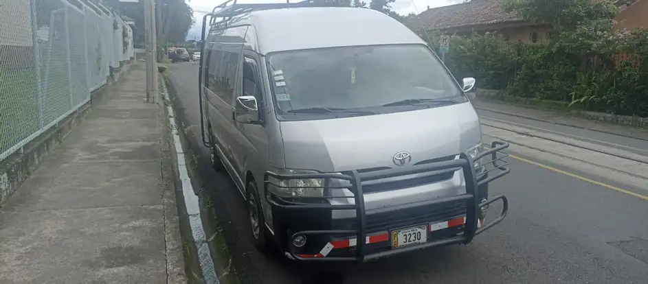 Monteverde Shuttle Bus bringing passengers to their travel destination