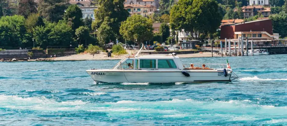 Navigazione Isole Borromee Lago Maggiore 乗客を旅行先に連れて行く