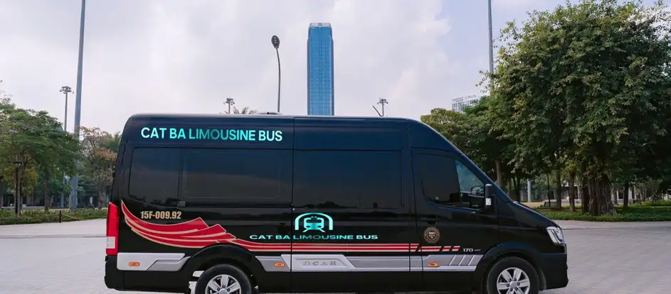 Cat Ba Limousine Bus 乗客を旅行先に連れて行く