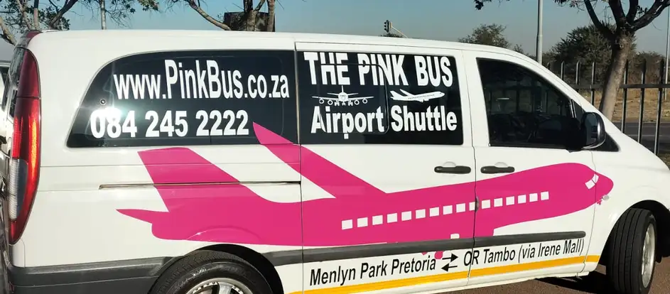 The Pink Bus Airport Shuttle Fahrgäste werden an ihr Ziel gebracht