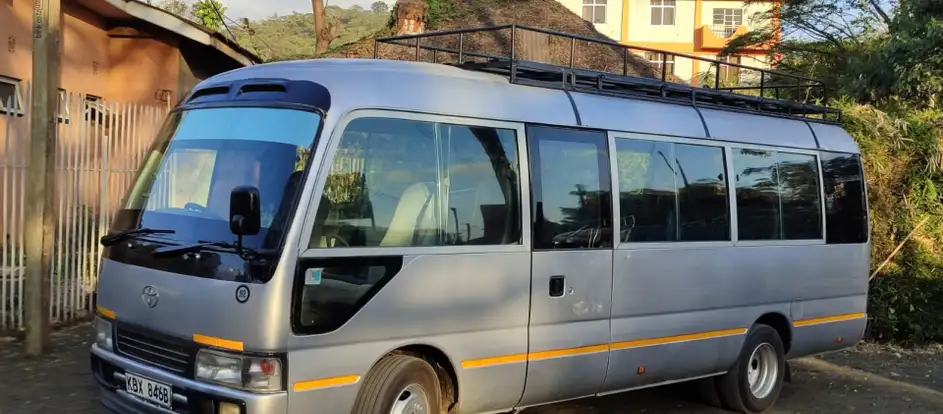 Nairobi Arusha Shuttle Bus levando passageiros ao seu destino de viagem